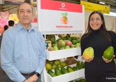 El equipo de Tropifarm, Carlos Rodríguez y Carolina Fernández, mostró con orgullo sus mangos y aguacates de piel verde, que se exportan a toda Europa. También cultivan pimientos picantes.